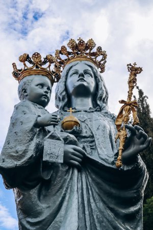 Téléchargez les photos : Incroyable Vierge en bronze près de la chapelle Saint-Hospice à Saint Jean Cap Ferrat - en image libre de droit