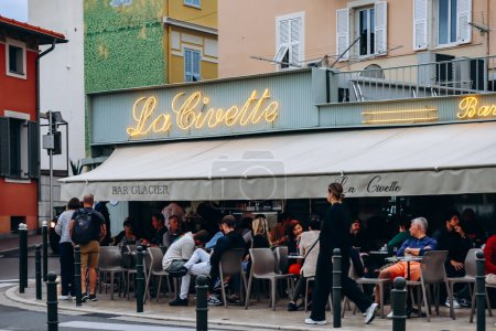 Téléchargez les photos : Saint Jean Cap Ferrat, France - 12 novembre 2023 : Café avec terrasse dans le port de la presqu'île de Saint Jean Cap Ferrat - en image libre de droit