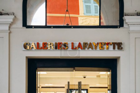 Téléchargez les photos : Nice, France - 1er novembre 2023 : Façade et signe des Galeries Lafayette dans le centre de Nice - en image libre de droit