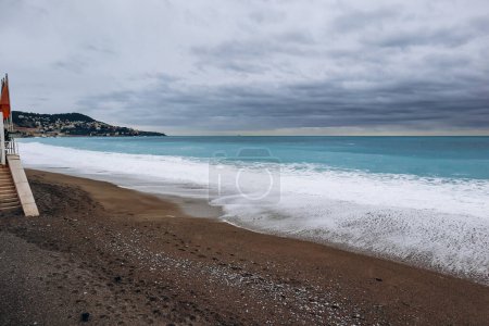 Strände von Nizza unmittelbar nach dem Sturm mit Sand bedeckt