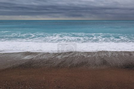 Strände von Nizza unmittelbar nach dem Sturm mit Sand bedeckt