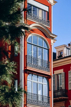Téléchargez les photos : Gros plan sur les façades de la Place Massena dans le centre de Nice - en image libre de droit