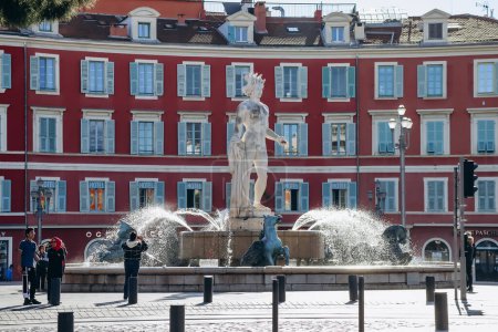 Téléchargez les photos : Nice, France - 1 Novembre 2023 : Place Massena dans le centre de Nice par une journée ensoleillée - en image libre de droit