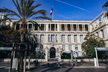 Foto de Niza, Francia - 28 de enero de 2024: El palacio prefectural de Niza, situado en el casco antiguo de Niza, sede de la prefectura de los Alpes Marítimos y residencia del prefecto - Imagen libre de derechos