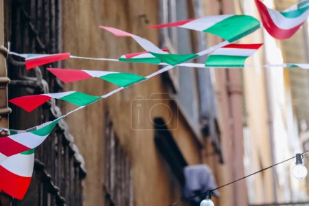 Drapeaux italiens agitant dans la rue de la vieille ville