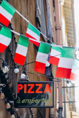 Foto de Firma de pizzería con banderas italianas (traducción exacta del francés - "Pizza to go") - Imagen libre de derechos
