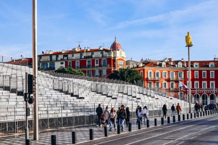 Téléchargez les photos : Nice, France - 28 janvier 2024 : Tribunes sur la Place Massena à Nice construits pour le carnaval annuel - en image libre de droit