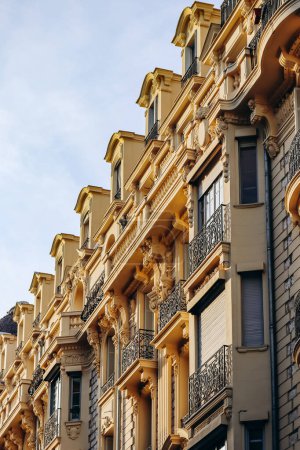 Antiguos edificios hermosos en el centro de Niza, al sur de Francia