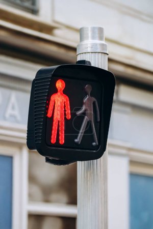Señal roja en un semáforo peatonal