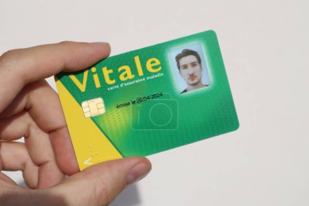 Die Krankenversicherungskarte eines jungen Mannes des nationalen Gesundheitssystems in Frankreich mit dem Namen Carte Vitale (Übersetzung "Vitalkarte")