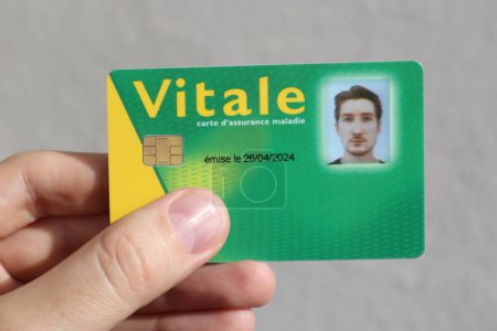 Die Krankenversicherungskarte eines jungen Mannes des nationalen Gesundheitssystems in Frankreich mit dem Namen Carte Vitale (Übersetzung "Vitalkarte")