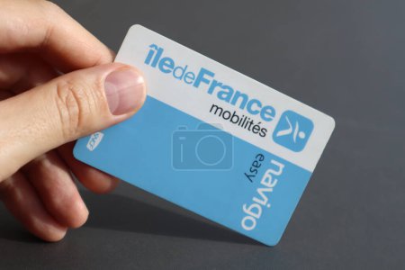 Foto de Niza, Francia - 11.05.2024: La mano del hombre sostiene la tarjeta de transporte de París - Navigo - Imagen libre de derechos