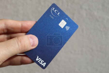 Foto de Niza, Francia - 11.05.2024: Mano de hombre con tarjeta bancaria Visa LCL (Credit Lyonnais) - Imagen libre de derechos