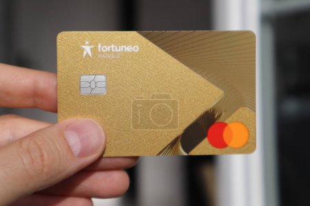 Foto de Niza, Francia - 11.05.2024: La mano del hombre sosteniendo una tarjeta bancaria Mastercard Fortuneo - Imagen libre de derechos