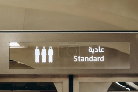 Doha, Qatar - 1 de mayo de 2024: Firma a la entrada de los vagones de metro estándar comunes en Doha, Qatar