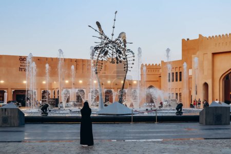 Foto de Doha, Qatar - 1 de mayo de 2024: Katara Cultural Village, un complejo cultural y comercial en Doha, Qatar, ubicado en la costa este entre West Bay y la Perla. - Imagen libre de derechos