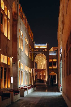 Doha, Katar - 1. Mai 2024: Souq Waqif im Herzen von Doha am Abend