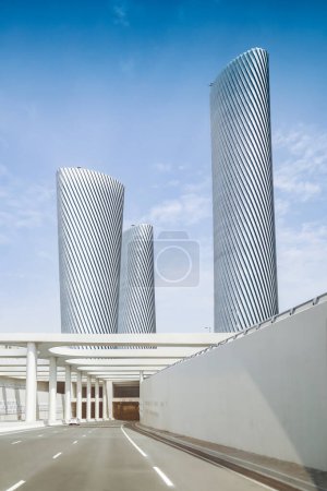 Blick von der Autobahn auf die Lusail Plaza Towers, eine Reihe von vier Bürotürmen am Al Sa 'ad Plaza, Commercial Boulevard, Lusail, Katar