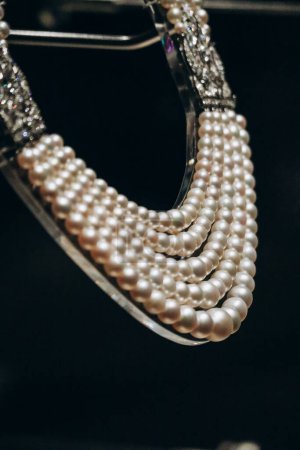 Doha, Qatar - 1 de mayo de 2024: Joyería de perlas naturales de Qatar
