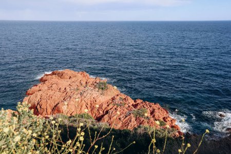 Rote Klippen an der Küste in der Nähe von Cap Dramont und Saint-Raphael an der französischen Riviera