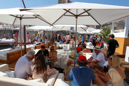 Téléchargez les photos : Piscine de fête sur la plage Nikki - Terrasse de l'hôtel Fairmont à Montecarl - en image libre de droit
