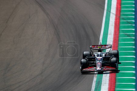 Téléchargez les photos : Nico Hulkenberg (GER) - MoneyGram Haas F1 Team - Haas VF-24 - Ferrar - en image libre de droit