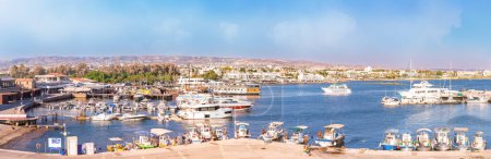 Foto de Paphos, Chipre - 08 de septiembre de 2022: Vista panorámica del puerto de Paphos con barcos y embarcaciones en Paphos, Chipre - Imagen libre de derechos