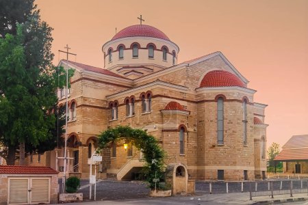 Téléchargez les photos : Église Sainte-Barbara au coucher du soleil à Limassol, Chypre - en image libre de droit