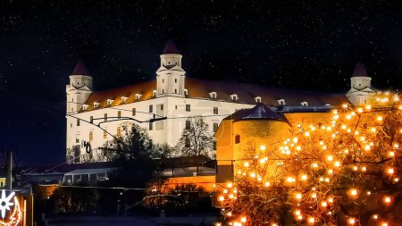 Foto de Vista de la cerradura de Bratislava por la noche, Eslovaquia - Imagen libre de derechos
