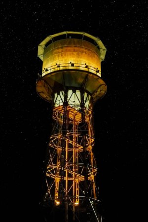 Foto de Torre de agua sobre el fondo de la noche, cielo estrellado. Limassol.Chipre - Imagen libre de derechos