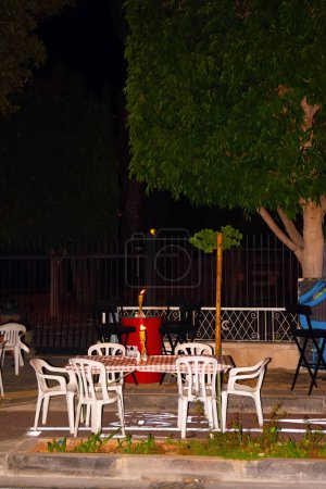Foto de Café callejero en Limassol (Chipre) en una noche de verano. - Imagen libre de derechos