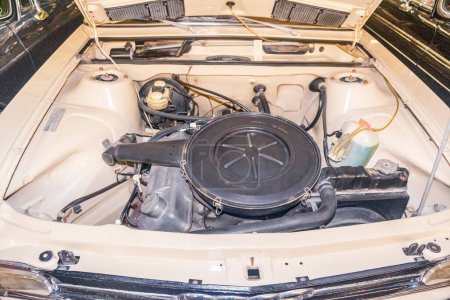 Téléchargez les photos : Limassol, Chypre - 11 septembre 2022 : Le moteur d'une vieille Audi rétro sous capot ouvert. Le capot ouvert de la voiture avec vue sur le moteur, gros plan. - en image libre de droit
