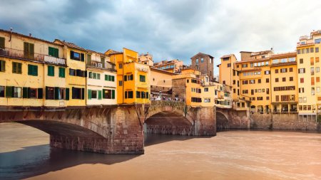 Téléchargez les photos : Florence, Italie - 18 mai 2023 : Vieux pont Ponte Vecchio sur la rivière Arno à Florence, Italie. Heure d'or - en image libre de droit