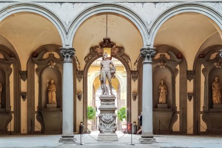 Florenz, Italien - 18. Mai 2023: Innenhof des Medici Riccardi Palastes. Statue von Bandinelli, in der der Bildhauer den Mythos des Orpheus eingefangen hat, der den Hund Cerberus besänftigt. Florenz, Italien