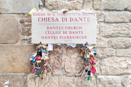 Téléchargez les photos : Florence, Italie - 18 mai 2023 : "Serrures d'amour, Eglise de Dante et le symbolisme romantique de Florence" - en image libre de droit