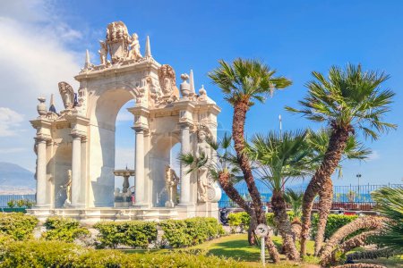 Téléchargez les photos : Vue de la fontaine du Géant au bord de la mer de Naples, Italie. La fontaine a été conçue par Michel-Ange Naccherino et Pietro Bernini au XVIIe siècle. - en image libre de droit