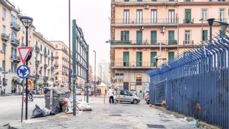 Foto de Nápoles, Italia - 8 de abril de 2022: Papeleras en la calle de Nápoles - Imagen libre de derechos