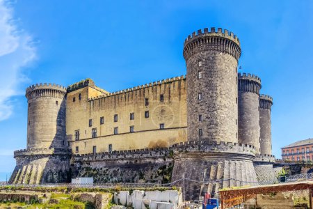 Téléchargez les photos : Castel Nuovo ou Maschio Angioino, est un point de repère architectural principal de la ville de Naples. Italie - en image libre de droit