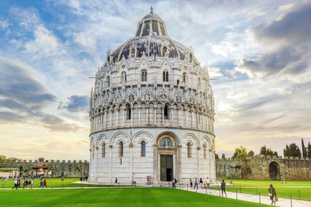Foto de Pisa, Italia - 17 de mayo de 2023: Medieval round Romanesque Pisa Baptisterio de San Juan (Pisa Baptisterio) en Piazza dei Miracoli (Plaza de los Milagros) o Piazza del Duomo (Plaza de la Catedral)) - Imagen libre de derechos