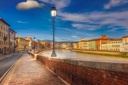 Foto de Pisa, río Arno, lámpara y la construcción de fachadas de reflexión. Vista de Lungarno. Toscana, Italia, Europa
. - Imagen libre de derechos