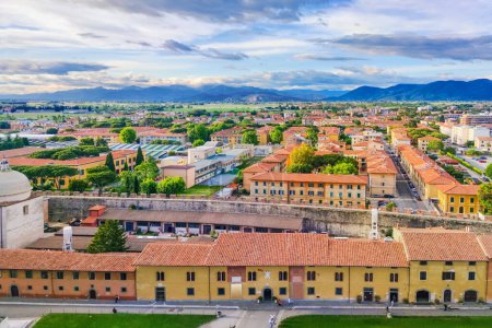 Téléchargez les photos : Vue aérienne de Pise. Vue du paysage urbain depuis la Tour penchée de Pise, Toscane, Italie, Europe. - en image libre de droit