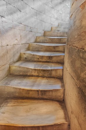 Téléchargez les photos : Pise, Italie - 17 mai 2023 : L'escalier en colimaçon de la tour penchée de Pise, Italie - en image libre de droit