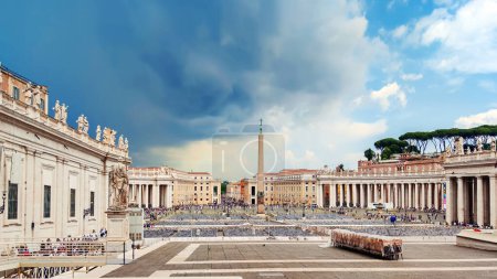 Foto de VATICANO, ITALIA - 22 de mayo de 2023: Plaza de San Pedro en un día soleado en Roma, Italia. - Imagen libre de derechos