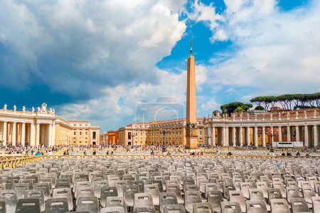 Foto de VATICANO, ITALIA - 22 de mayo de 2023: Plaza de San Pedro en un día soleado en Roma, Italia. - Imagen libre de derechos