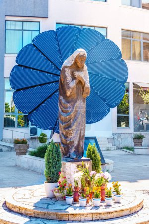 Téléchargez les photos : Statue de Sainte Mère Teresa au centre du Shkoder, Albanie - en image libre de droit