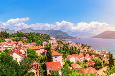 Foto de Vista panorámica de la hermosa ciudad de Herceg Novi y la bahía de Kotor. Montenegro - Imagen libre de derechos
