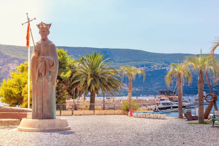Foto de Herceg Novi, Montenegro - 10 de agosto de 2023: Escultura del rey de Bosnia Esteban Tvrtko I en el puerto de Herceg Novi - Imagen libre de derechos