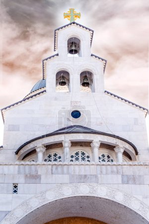 Téléchargez les photos : Cathédrale de la Résurrection du Christ, Eglise orthodoxe serbe dans un quartier calme de Podgorica Monténégro, Balkans, Europe. Vue de face - en image libre de droit