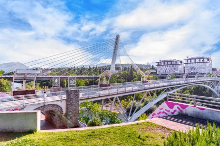 Téléchargez les photos : Vue du pont du Millénaire sur la rivière Moraca à Podgorica - en image libre de droit