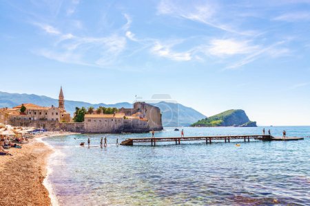 Foto de Imagen del paisaje playero de Budva. Montenegro. Hermosos lugares cerca del mar Adriático - Imagen libre de derechos